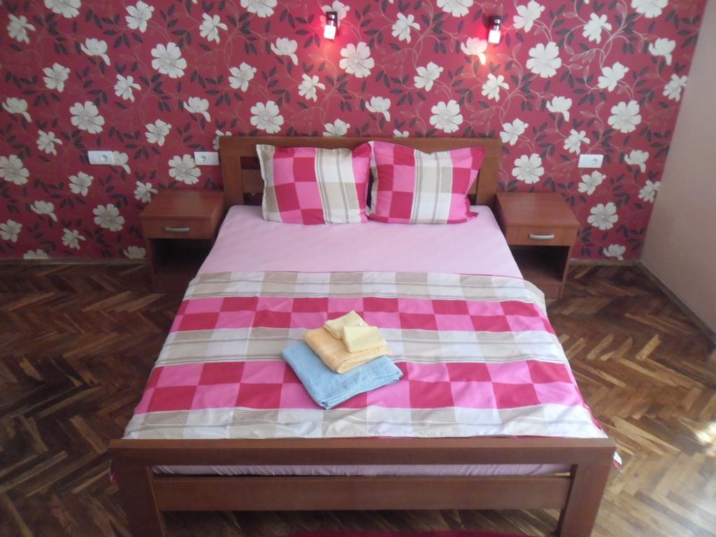 Family Top Rooms Bela Lada Sobe Novi Sad Oda fotoğraf